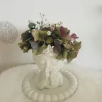 Filigraner Mädchen-Kopf mit Blumendeko auf Grundplatte