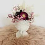 Filigraner Mädchen-Kopf mit Blumendeko