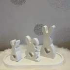 Drei Osterhasen auf Grundplatte