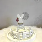 Osterhase mit einzelnen Buchstaben OSTERN auf Grundplatte