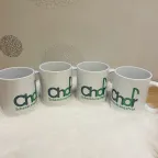 Teil einer Tassen-Serienproduktion, Design-Vorlage vom Kunden, spülmaschinen-geeignet